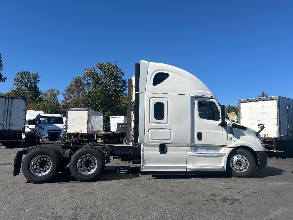 Sleeper Tractor-Heavy Duty Tractors-Freightliner-2019-T12664ST-Londonderry-NH-479,823\n\t\tmiles-$ 60,000 - Image 8