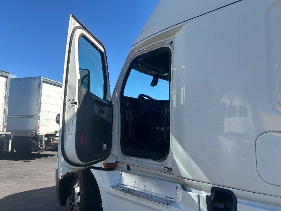 Sleeper Tractor-Heavy Duty Tractors-Freightliner-2019-T12664ST-Londonderry-NH-479,823\n\t\tmiles-$ 60,000 - Image 9