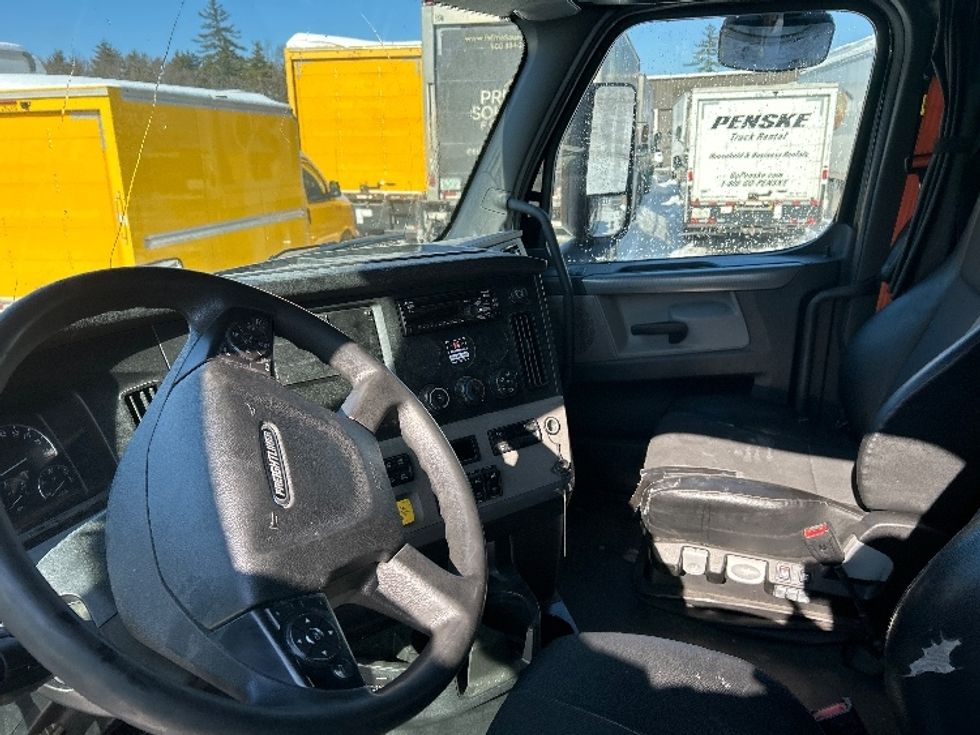 Sleeper Tractor-Heavy Duty Tractors-Freightliner-2019-T12664ST-Londonderry-NH-604,258\n\t\tmiles-$ 45,750 - Image 10
