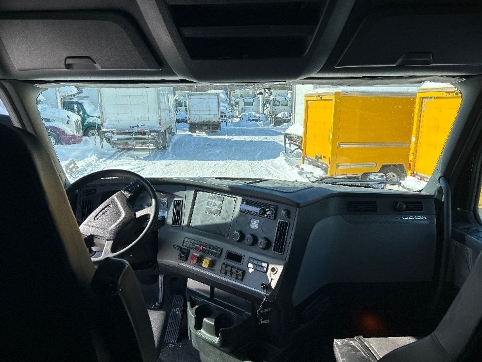 Sleeper Tractor-Heavy Duty Tractors-Freightliner-2019-T12664ST-Londonderry-NH-604,258\n\t\tmiles-$ 45,750 - Image 12