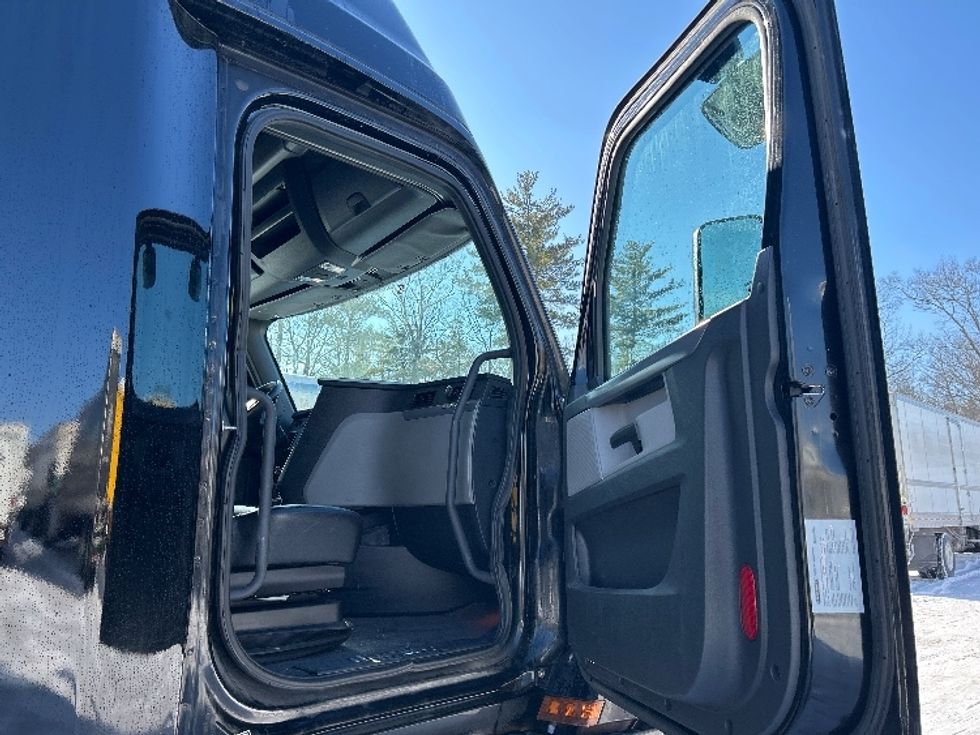 Sleeper Tractor-Heavy Duty Tractors-Freightliner-2019-T12664ST-Londonderry-NH-604,258\n\t\tmiles-$ 45,750 - Image 13