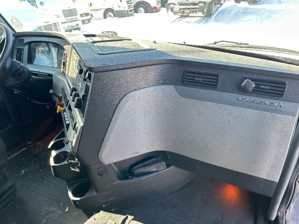 Sleeper Tractor-Heavy Duty Tractors-Freightliner-2019-T12664ST-Londonderry-NH-604,258\n\t\tmiles-$ 45,750 - Image 14