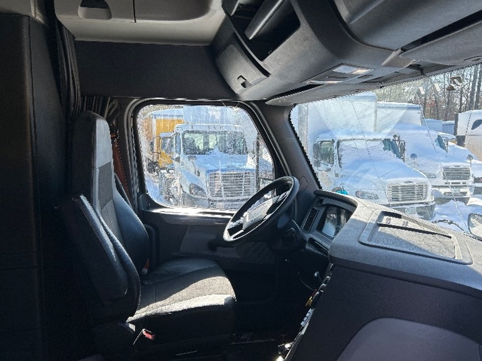 Sleeper Tractor-Heavy Duty Tractors-Freightliner-2019-T12664ST-Londonderry-NH-604,258\n\t\tmiles-$ 45,750 - Image 15