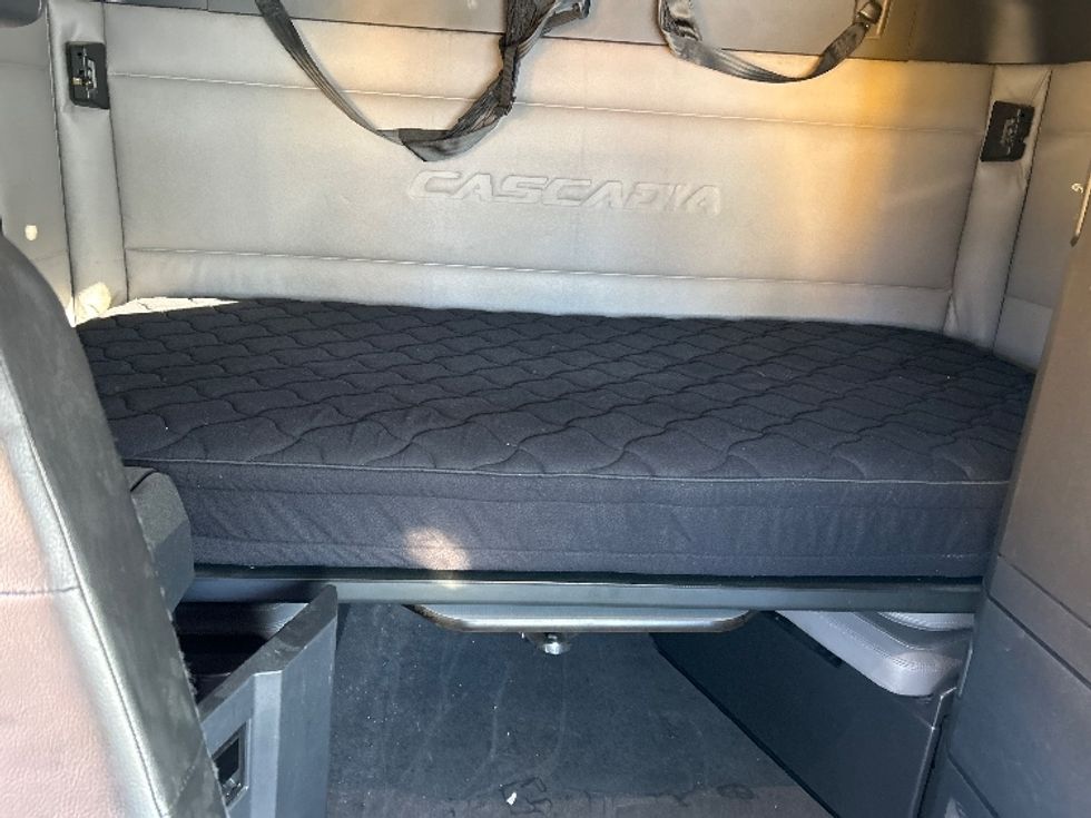 Sleeper Tractor-Heavy Duty Tractors-Freightliner-2019-T12664ST-Londonderry-NH-604,258\n\t\tmiles-$ 45,750 - Image 16