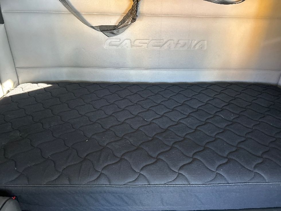 Sleeper Tractor-Heavy Duty Tractors-Freightliner-2019-T12664ST-Londonderry-NH-604,258\n\t\tmiles-$ 45,750 - Image 17