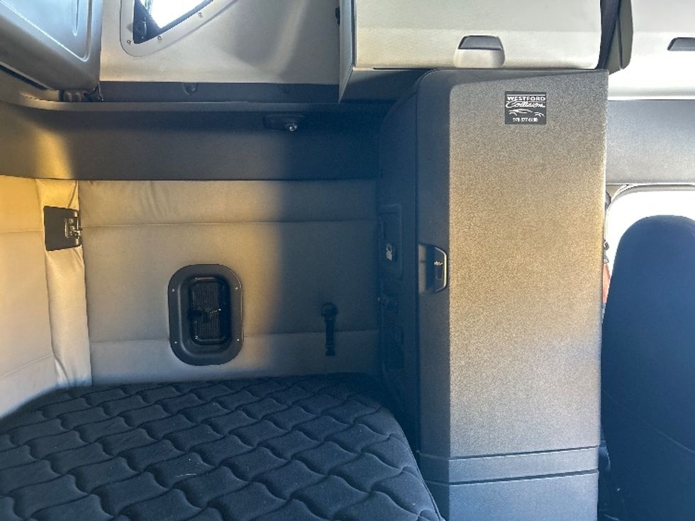 Sleeper Tractor-Heavy Duty Tractors-Freightliner-2019-T12664ST-Londonderry-NH-604,258\n\t\tmiles-$ 45,750 - Image 18