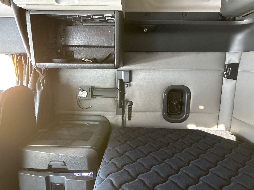 Sleeper Tractor-Heavy Duty Tractors-Freightliner-2019-T12664ST-Londonderry-NH-604,258\n\t\tmiles-$ 45,750 - Image 19