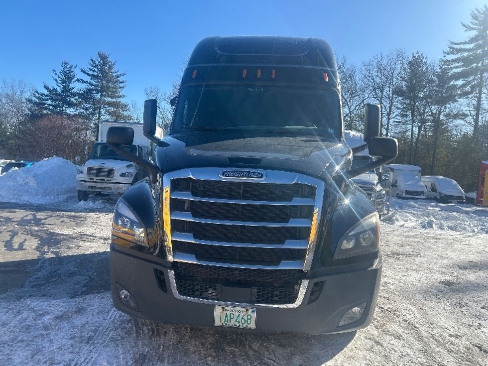 Sleeper Tractor-Heavy Duty Tractors-Freightliner-2019-T12664ST-Londonderry-NH-604,258\n\t\tmiles-$ 45,750 - Image 2