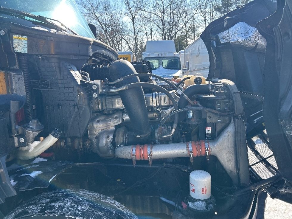 Sleeper Tractor-Heavy Duty Tractors-Freightliner-2019-T12664ST-Londonderry-NH-604,258\n\t\tmiles-$ 45,750 - Image 20