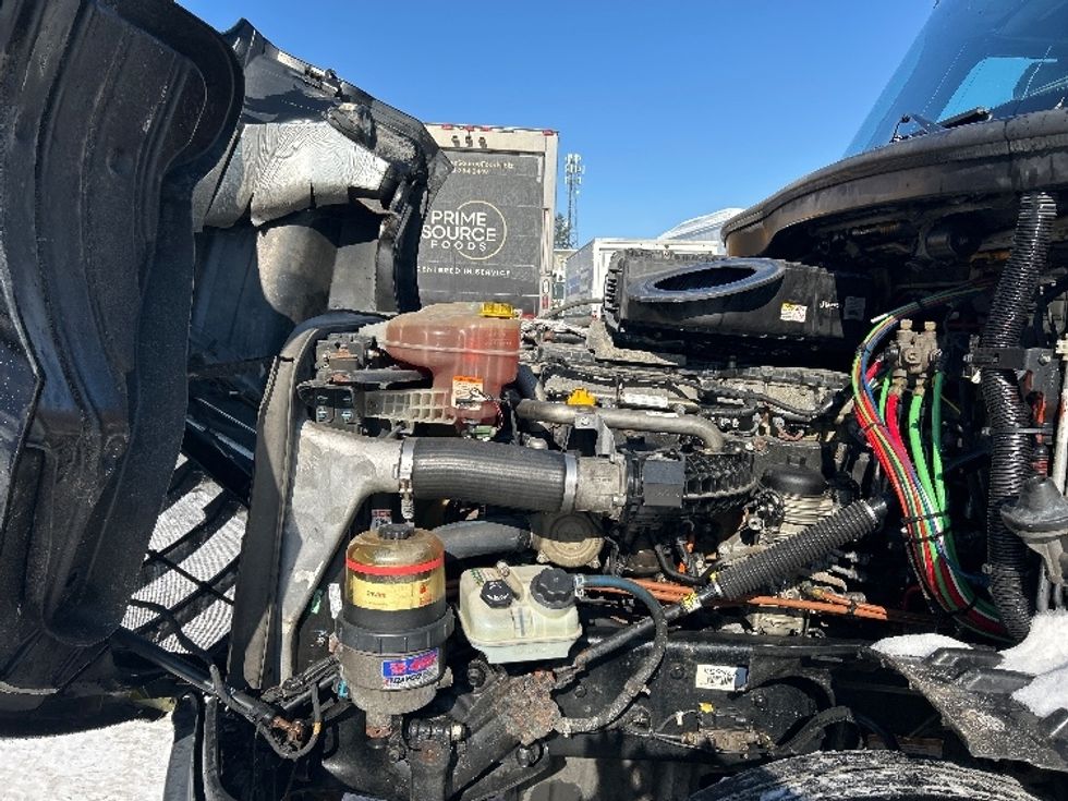 Sleeper Tractor-Heavy Duty Tractors-Freightliner-2019-T12664ST-Londonderry-NH-604,258\n\t\tmiles-$ 45,750 - Image 21