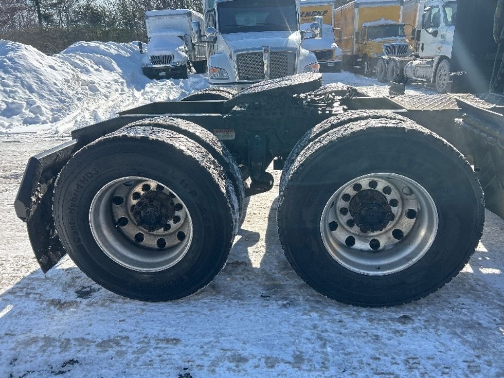 Sleeper Tractor-Heavy Duty Tractors-Freightliner-2019-T12664ST-Londonderry-NH-604,258\n\t\tmiles-$ 45,750 - Image 22