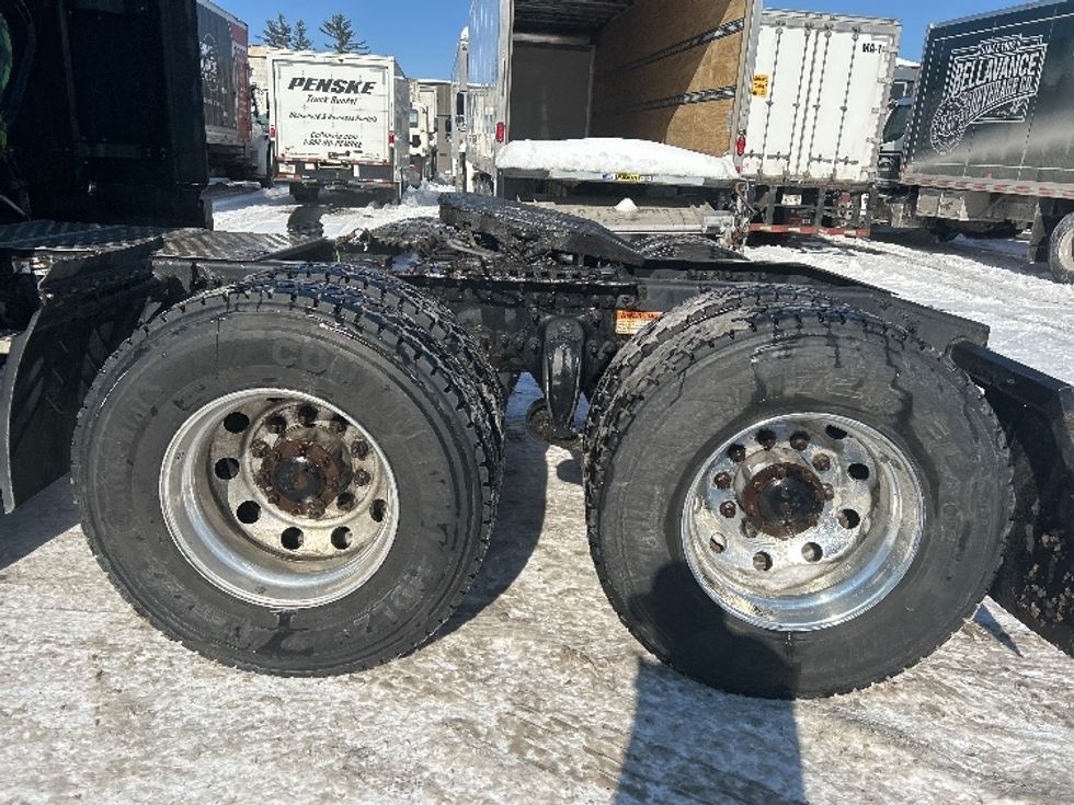 Sleeper Tractor-Heavy Duty Tractors-Freightliner-2019-T12664ST-Londonderry-NH-604,258\n\t\tmiles-$ 45,750 - Image 23