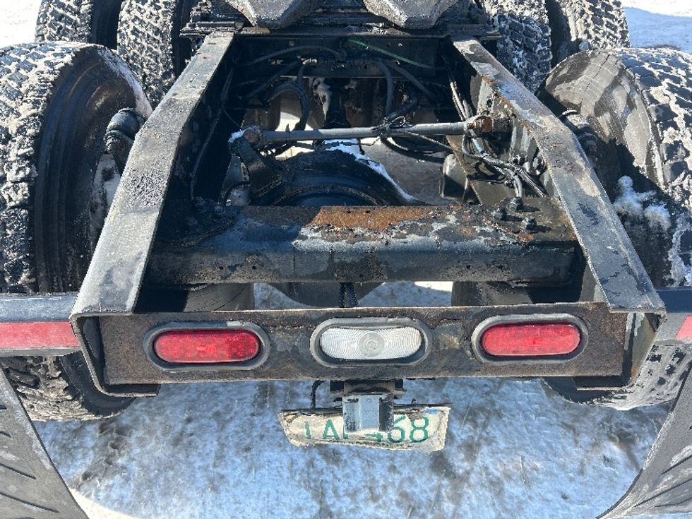 Sleeper Tractor-Heavy Duty Tractors-Freightliner-2019-T12664ST-Londonderry-NH-604,258\n\t\tmiles-$ 45,750 - Image 25