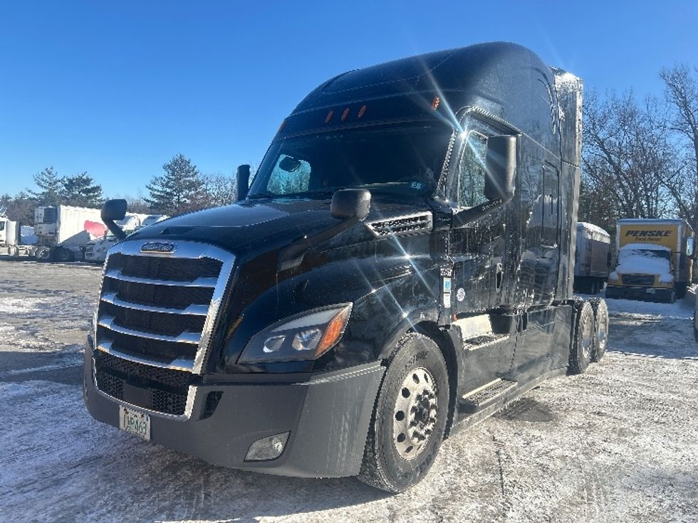 Sleeper Tractor-Heavy Duty Tractors-Freightliner-2019-T12664ST-Londonderry-NH-604,258\n\t\tmiles-$ 45,750 - Image 3