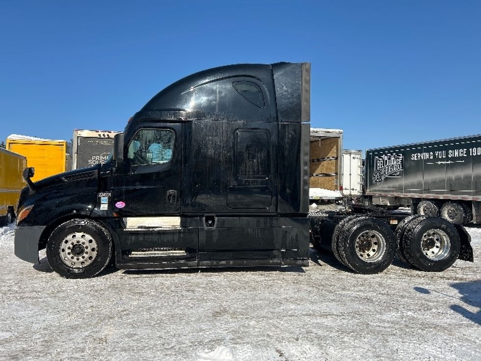 Sleeper Tractor-Heavy Duty Tractors-Freightliner-2019-T12664ST-Londonderry-NH-604,258\n\t\tmiles-$ 45,750 - Image 4