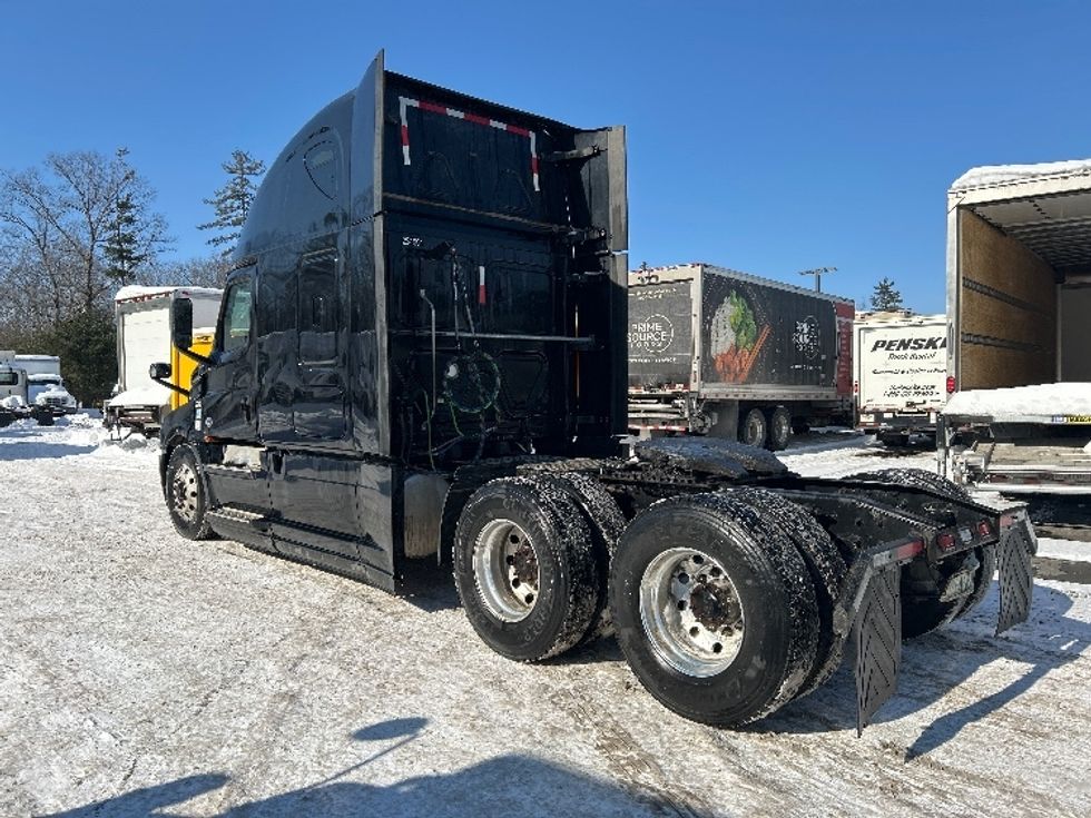 Sleeper Tractor-Heavy Duty Tractors-Freightliner-2019-T12664ST-Londonderry-NH-604,258\n\t\tmiles-$ 45,750 - Image 5