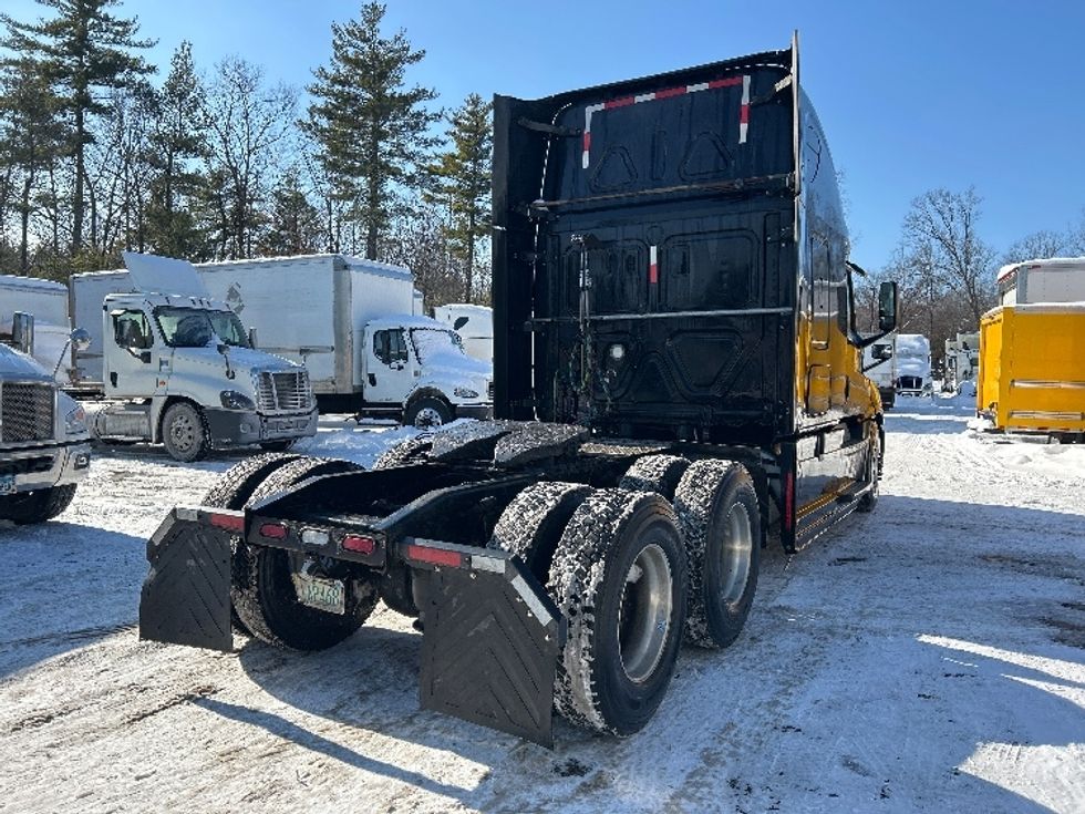 Sleeper Tractor-Heavy Duty Tractors-Freightliner-2019-T12664ST-Londonderry-NH-604,258\n\t\tmiles-$ 45,750 - Image 7