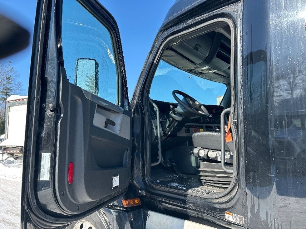 Sleeper Tractor-Heavy Duty Tractors-Freightliner-2019-T12664ST-Londonderry-NH-604,258\n\t\tmiles-$ 45,750 - Image 9
