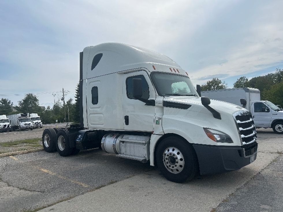 Sleeper Tractor-Heavy Duty Tractors-Freightliner-2019-T12664ST-Londonderry-NH-611,216\n\t\tmiles-$ 51,250 - Image 1