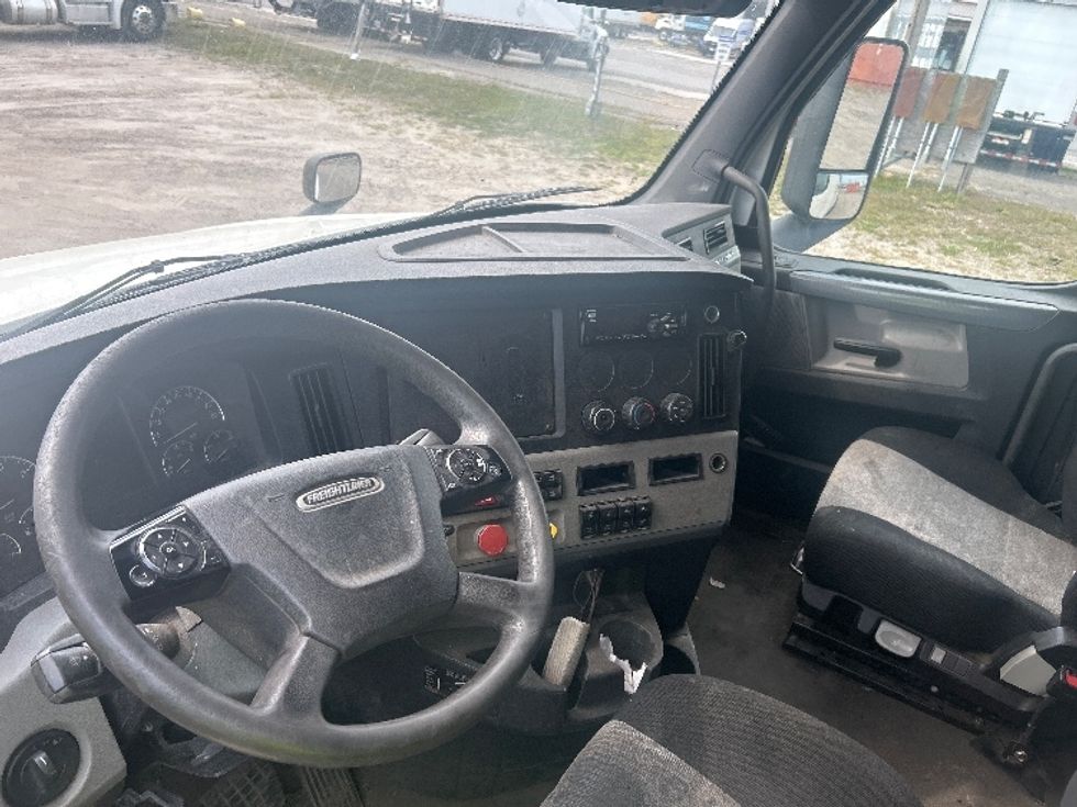 Sleeper Tractor-Heavy Duty Tractors-Freightliner-2019-T12664ST-Londonderry-NH-611,216\n\t\tmiles-$ 51,250 - Image 10