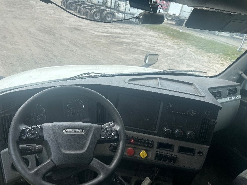 Sleeper Tractor-Heavy Duty Tractors-Freightliner-2019-T12664ST-Londonderry-NH-611,216\n\t\tmiles-$ 51,250 - Image 11