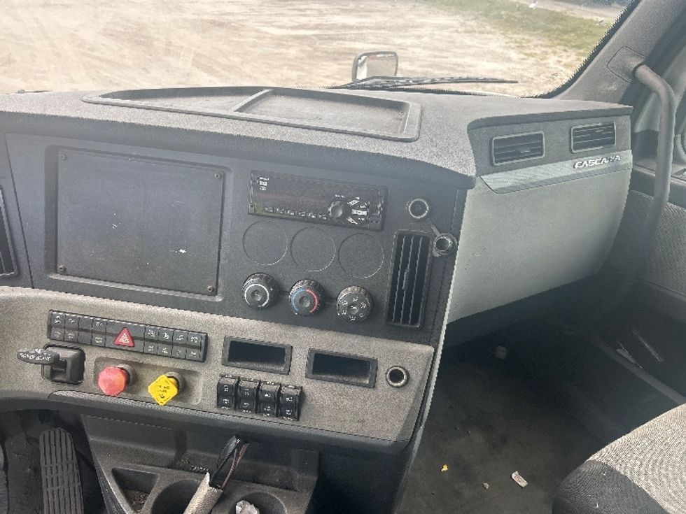 Sleeper Tractor-Heavy Duty Tractors-Freightliner-2019-T12664ST-Londonderry-NH-611,216\n\t\tmiles-$ 51,250 - Image 12