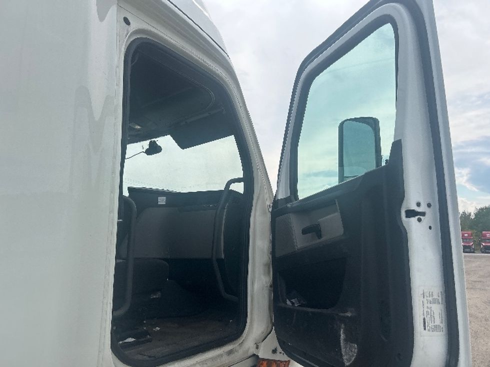 Sleeper Tractor-Heavy Duty Tractors-Freightliner-2019-T12664ST-Londonderry-NH-611,216\n\t\tmiles-$ 51,250 - Image 13