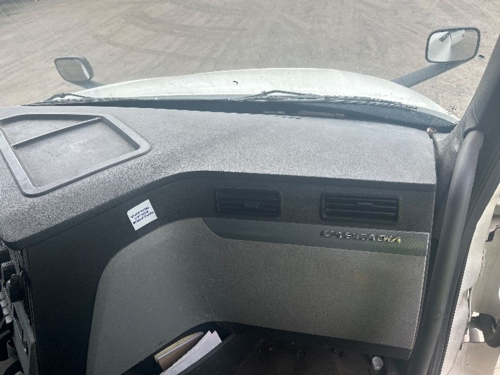 Sleeper Tractor-Heavy Duty Tractors-Freightliner-2019-T12664ST-Londonderry-NH-611,216\n\t\tmiles-$ 51,250 - Image 14
