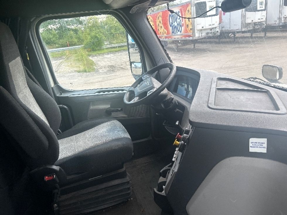 Sleeper Tractor-Heavy Duty Tractors-Freightliner-2019-T12664ST-Londonderry-NH-611,216\n\t\tmiles-$ 51,250 - Image 15