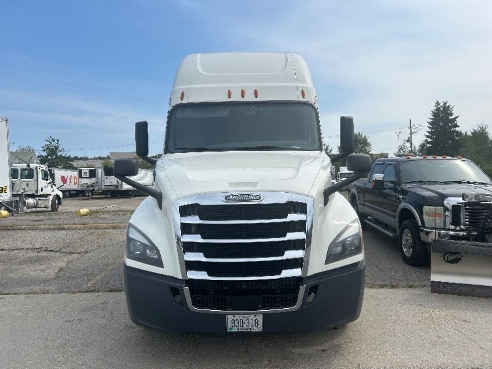 Sleeper Tractor-Heavy Duty Tractors-Freightliner-2019-T12664ST-Londonderry-NH-611,216\n\t\tmiles-$ 51,250 - Image 2