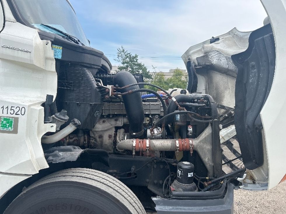 Sleeper Tractor-Heavy Duty Tractors-Freightliner-2019-T12664ST-Londonderry-NH-611,216\n\t\tmiles-$ 51,250 - Image 20