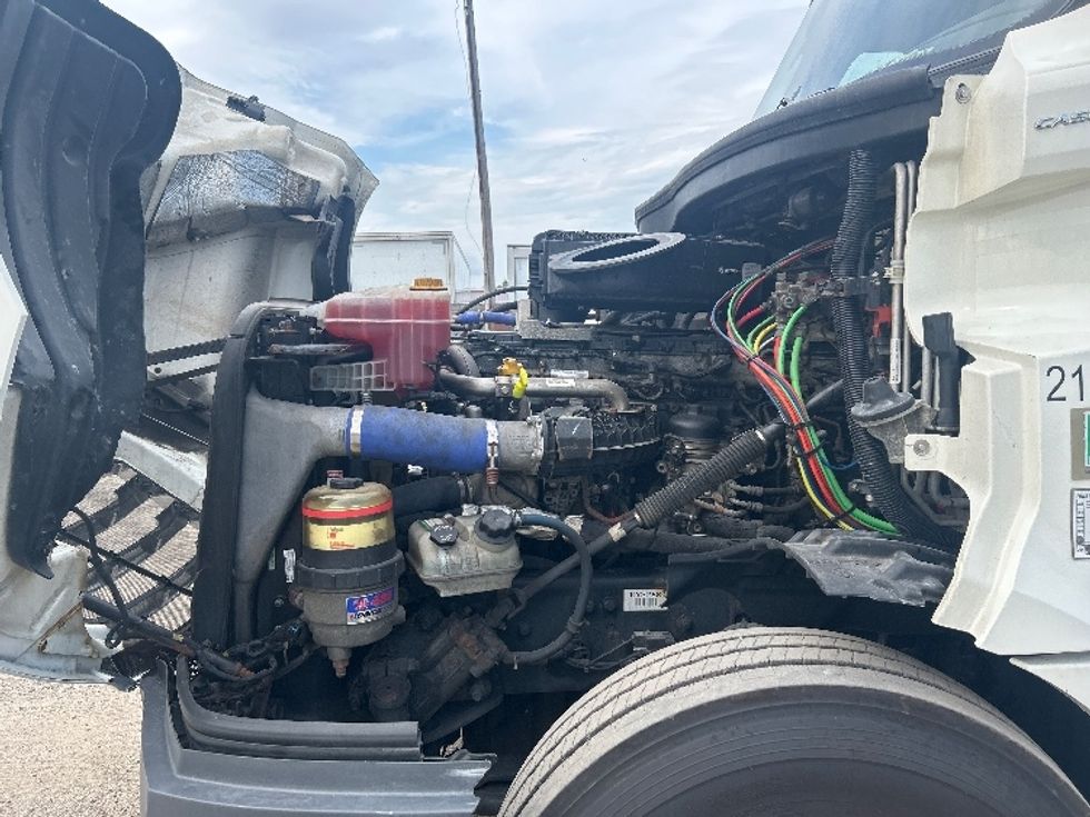 Sleeper Tractor-Heavy Duty Tractors-Freightliner-2019-T12664ST-Londonderry-NH-611,216\n\t\tmiles-$ 51,250 - Image 21