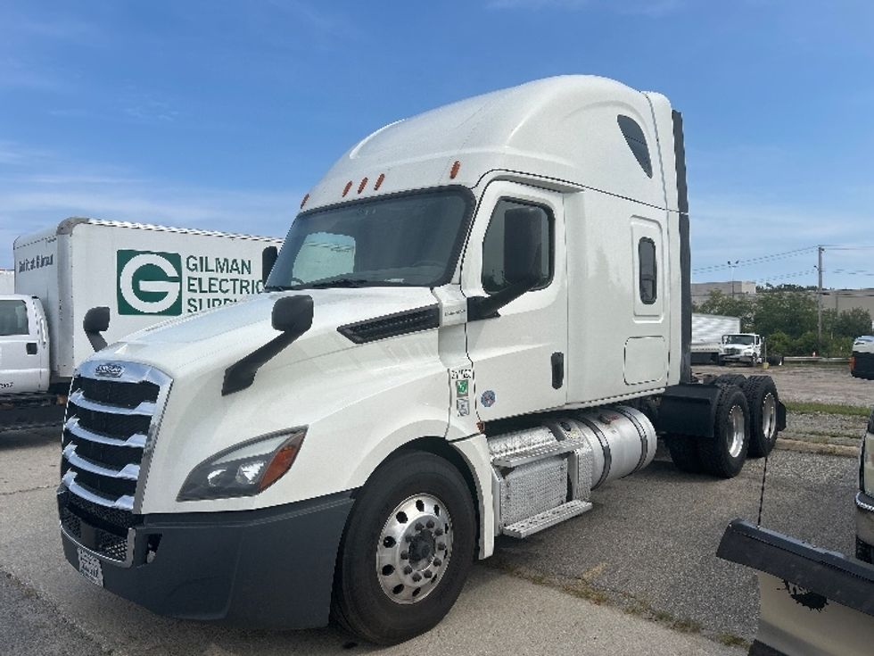 Sleeper Tractor-Heavy Duty Tractors-Freightliner-2019-T12664ST-Londonderry-NH-611,216\n\t\tmiles-$ 51,250 - Image 3