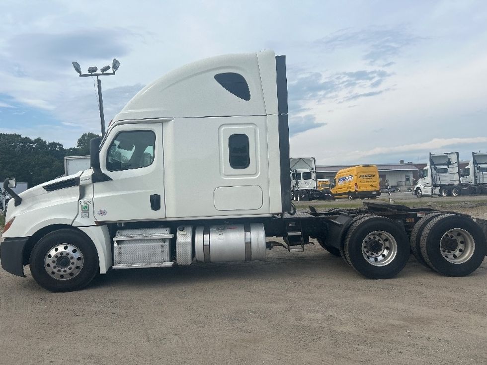 Sleeper Tractor-Heavy Duty Tractors-Freightliner-2019-T12664ST-Londonderry-NH-611,216\n\t\tmiles-$ 51,250 - Image 4