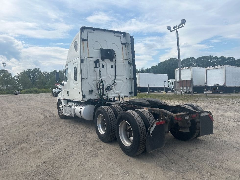 Sleeper Tractor-Heavy Duty Tractors-Freightliner-2019-T12664ST-Londonderry-NH-611,216\n\t\tmiles-$ 51,250 - Image 5