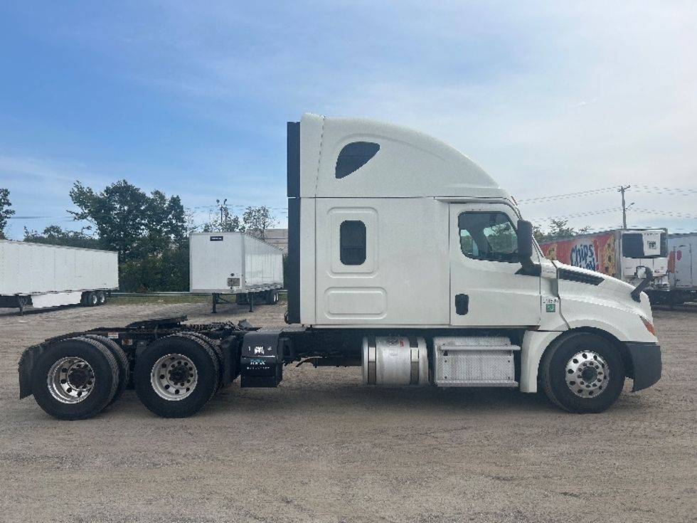 Sleeper Tractor-Heavy Duty Tractors-Freightliner-2019-T12664ST-Londonderry-NH-611,216\n\t\tmiles-$ 51,250 - Image 8