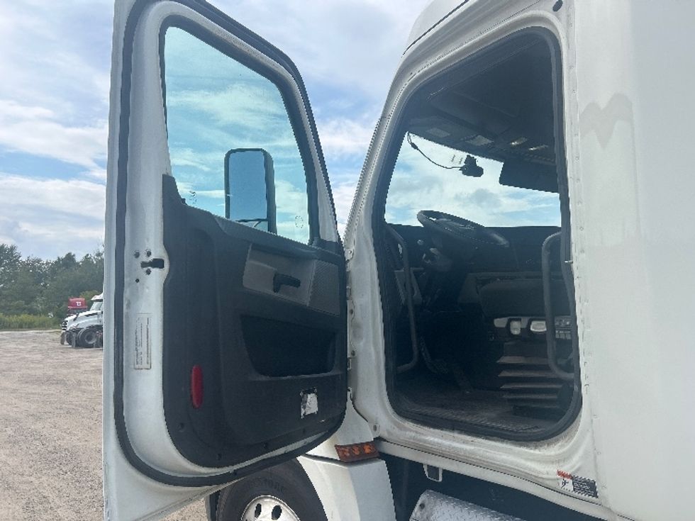 Sleeper Tractor-Heavy Duty Tractors-Freightliner-2019-T12664ST-Londonderry-NH-611,216\n\t\tmiles-$ 51,250 - Image 9