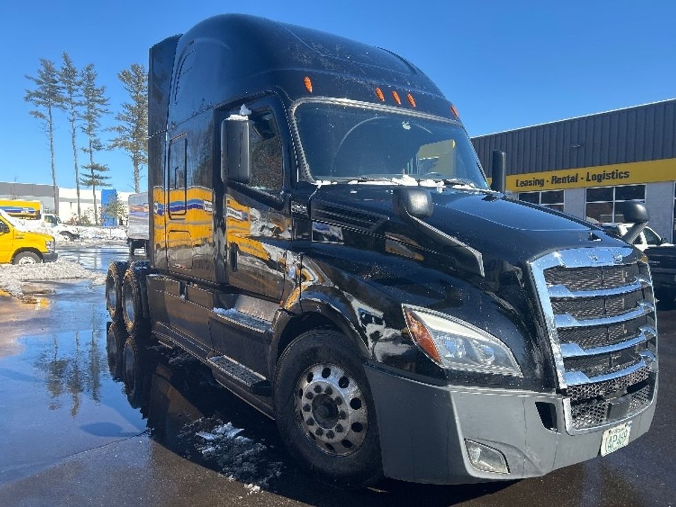Sleeper Tractor-Heavy Duty Tractors-Freightliner-2019-T12664ST-Londonderry-NH-667,230\n\t\tmiles-$ 42,250 - Image 1