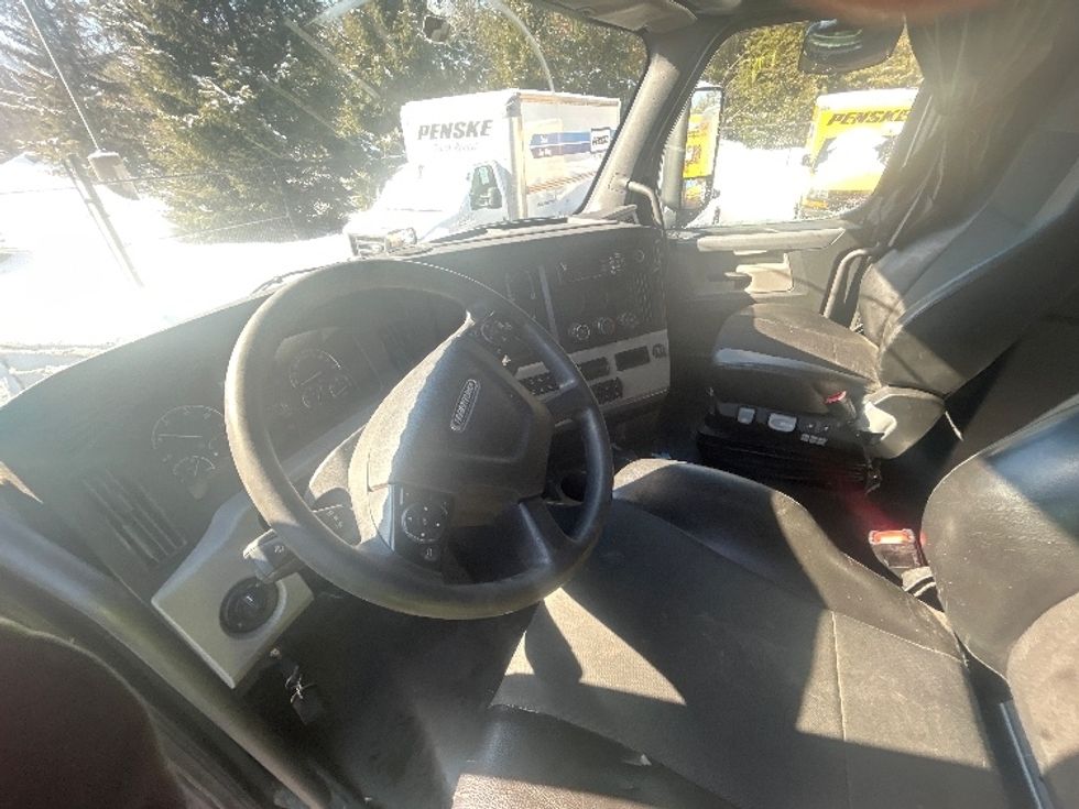 Sleeper Tractor-Heavy Duty Tractors-Freightliner-2019-T12664ST-Londonderry-NH-667,230\n\t\tmiles-$ 42,250 - Image 10