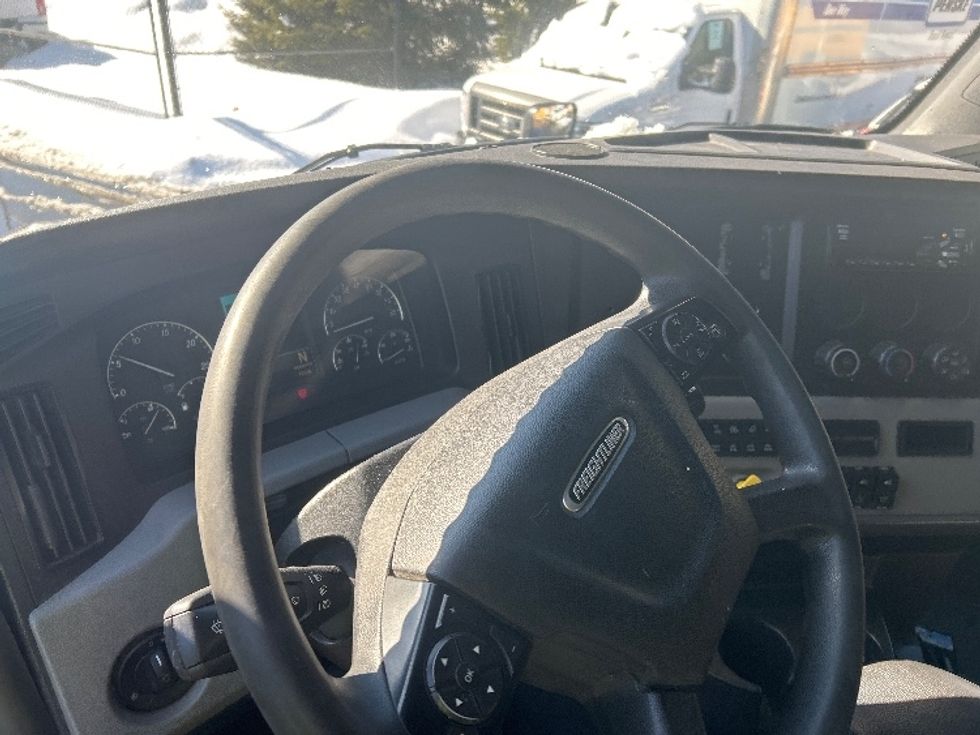 Sleeper Tractor-Heavy Duty Tractors-Freightliner-2019-T12664ST-Londonderry-NH-667,230\n\t\tmiles-$ 42,250 - Image 11