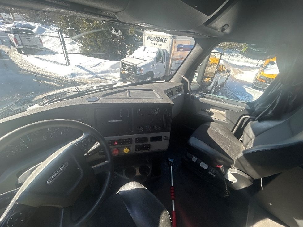 Sleeper Tractor-Heavy Duty Tractors-Freightliner-2019-T12664ST-Londonderry-NH-667,230\n\t\tmiles-$ 42,250 - Image 12