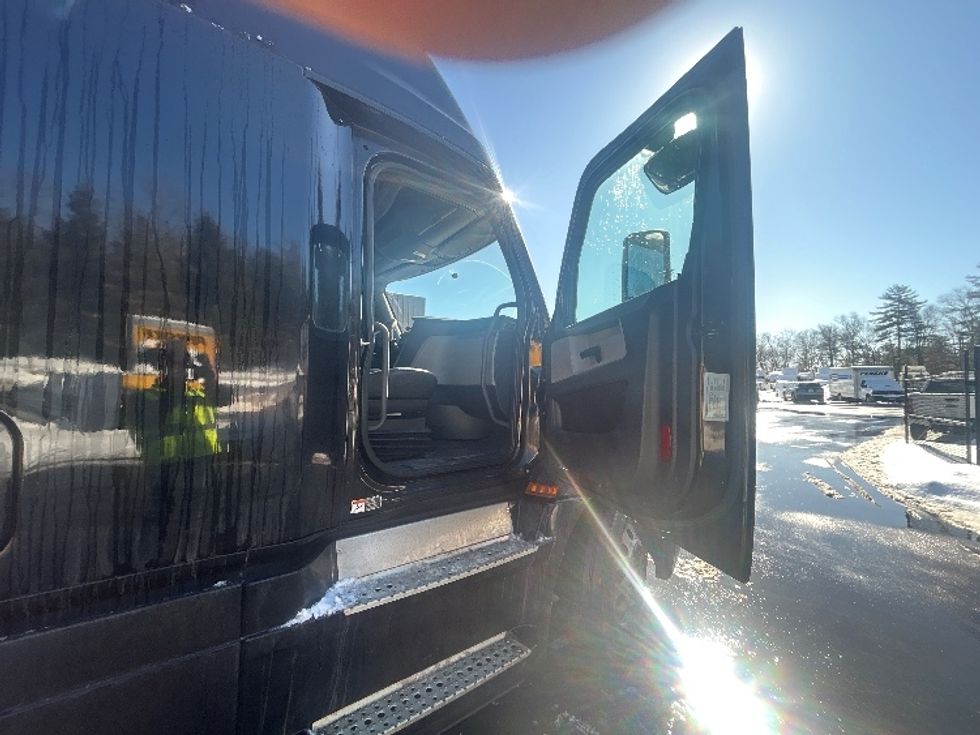 Sleeper Tractor-Heavy Duty Tractors-Freightliner-2019-T12664ST-Londonderry-NH-667,230\n\t\tmiles-$ 42,250 - Image 13