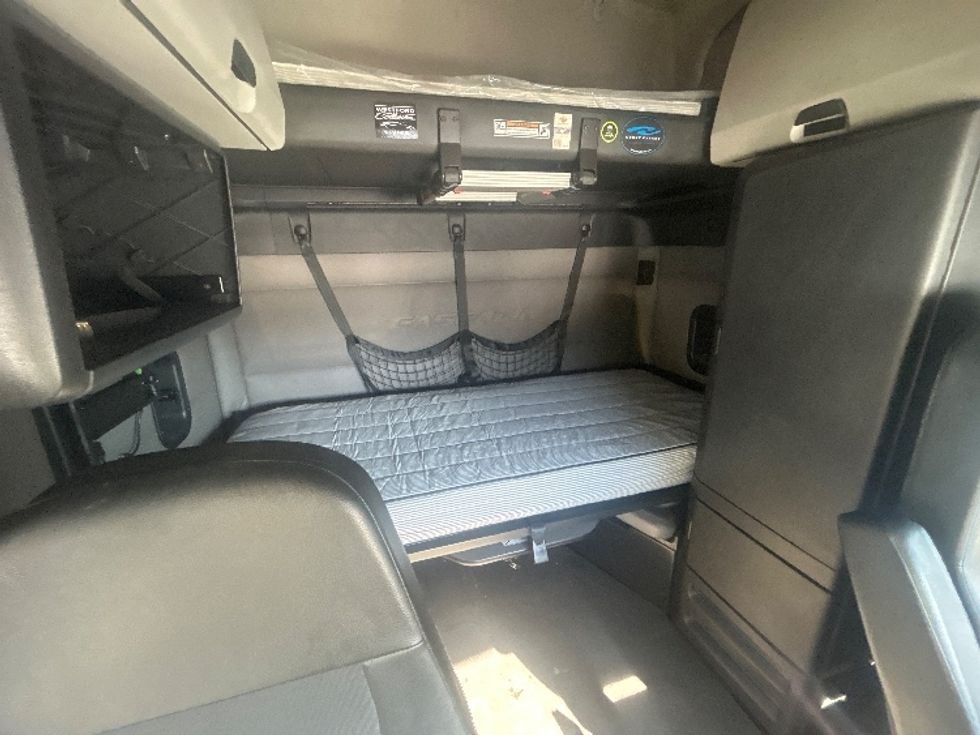 Sleeper Tractor-Heavy Duty Tractors-Freightliner-2019-T12664ST-Londonderry-NH-667,230\n\t\tmiles-$ 42,250 - Image 16