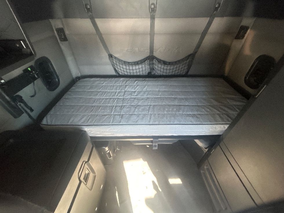 Sleeper Tractor-Heavy Duty Tractors-Freightliner-2019-T12664ST-Londonderry-NH-667,230\n\t\tmiles-$ 42,250 - Image 17