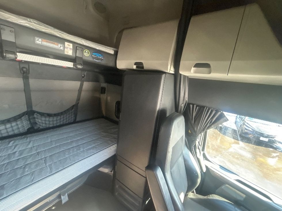 Sleeper Tractor-Heavy Duty Tractors-Freightliner-2019-T12664ST-Londonderry-NH-667,230\n\t\tmiles-$ 42,250 - Image 18