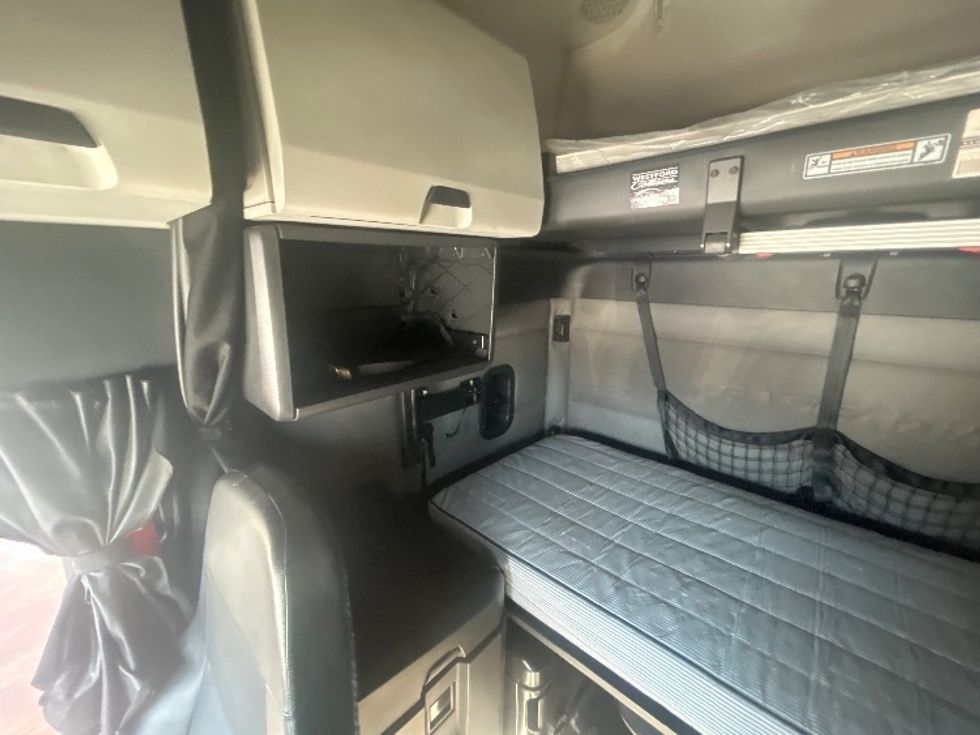 Sleeper Tractor-Heavy Duty Tractors-Freightliner-2019-T12664ST-Londonderry-NH-667,230\n\t\tmiles-$ 42,250 - Image 19