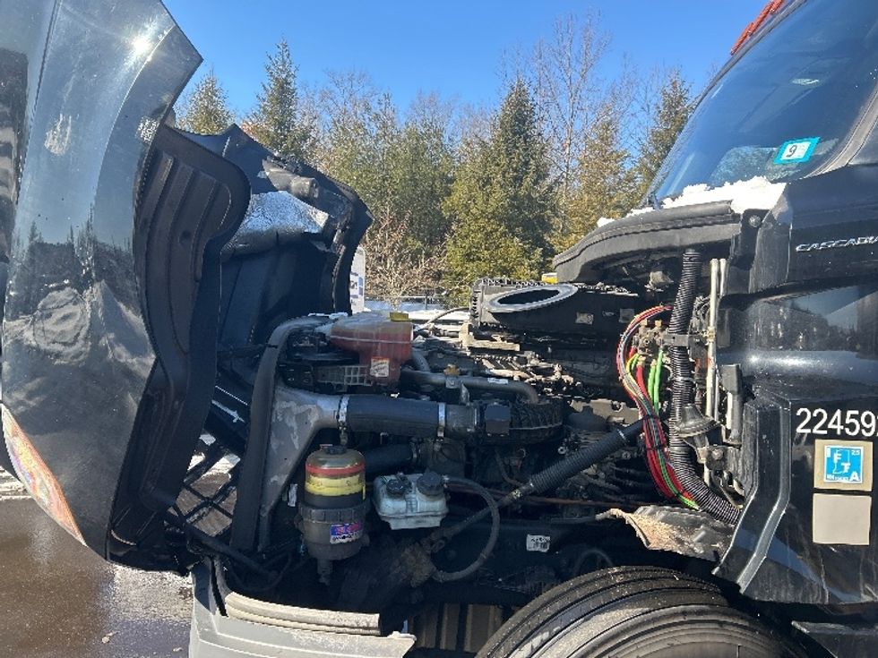 Sleeper Tractor-Heavy Duty Tractors-Freightliner-2019-T12664ST-Londonderry-NH-667,230\n\t\tmiles-$ 42,250 - Image 20