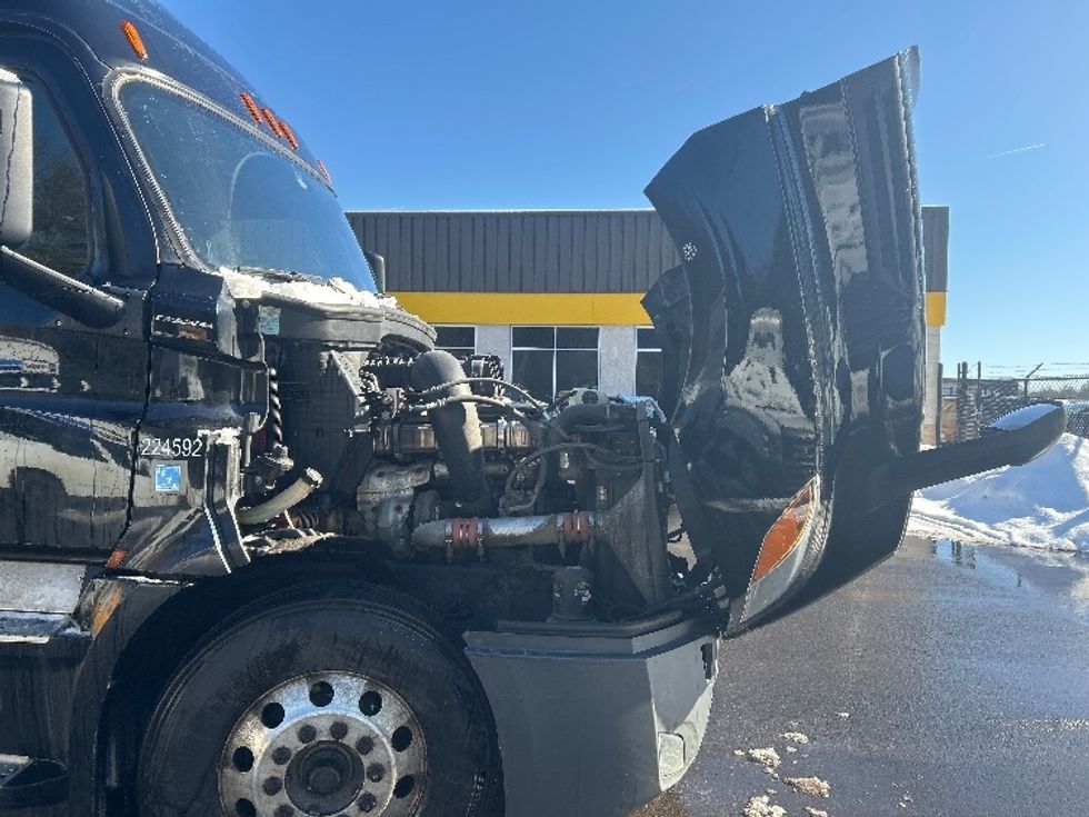 Sleeper Tractor-Heavy Duty Tractors-Freightliner-2019-T12664ST-Londonderry-NH-667,230\n\t\tmiles-$ 42,250 - Image 21