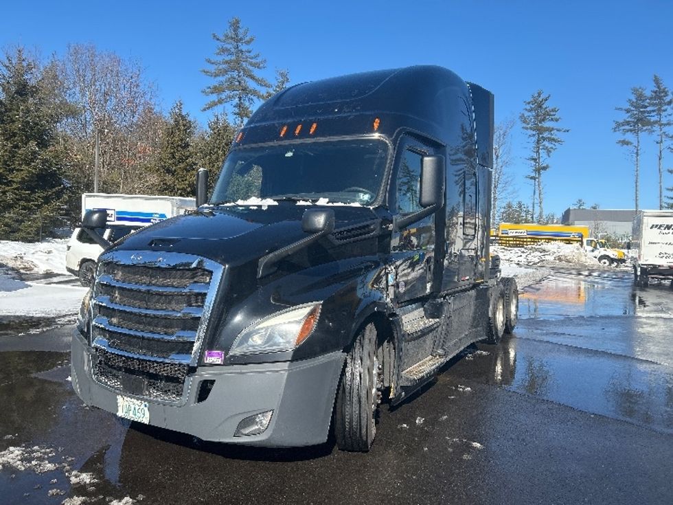 Sleeper Tractor-Heavy Duty Tractors-Freightliner-2019-T12664ST-Londonderry-NH-667,230\n\t\tmiles-$ 42,250 - Image 3