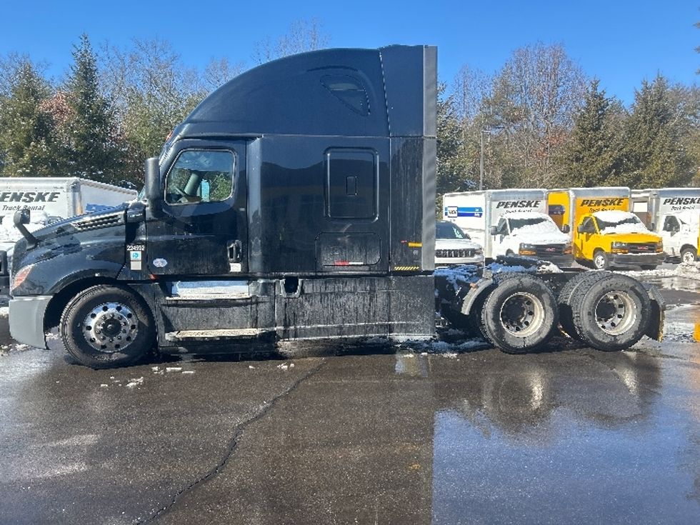 Sleeper Tractor-Heavy Duty Tractors-Freightliner-2019-T12664ST-Londonderry-NH-667,230\n\t\tmiles-$ 42,250 - Image 4